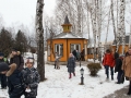 Учащие и учащиеся воскресной школы Троицкого храма у памятника патриарху Пимену